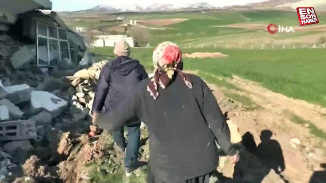 Adıyaman’da sürünerek girip enkazın altındaki ineğini besliyor