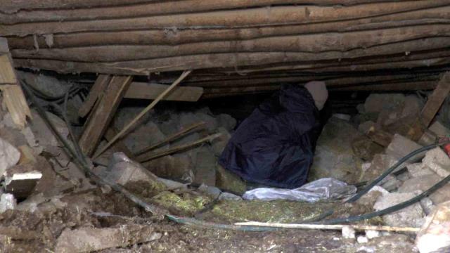 Sürünerek girip enkazın altındaki ineğini Geldim kızım geldim diyerek besliyor