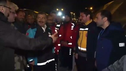 Korkutan anlar! Bakan Koca personelle sohbet ederken kor patladı