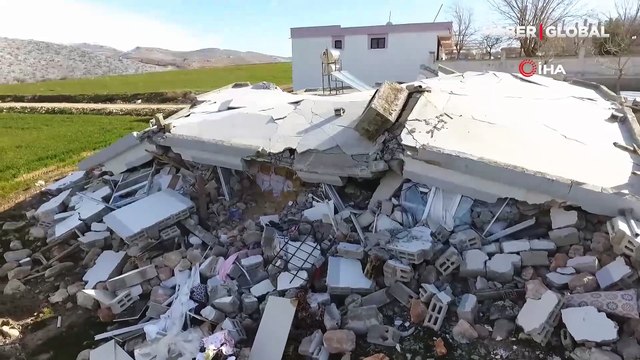 Sürünerek girip enkazın altındaki ineğini besleyen depremzede: “Çocuğum yok hayvanlarımızı çocuğum yere koyuyorum”