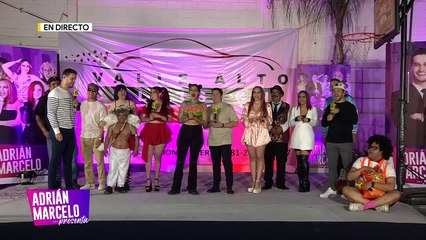 Se hace tumulto de gente para ver a Adrián Marcelo