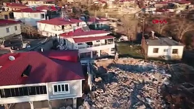 Deprem bir köyü ikiye böldü!