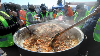 تضافر الجهود الحكومية والخاصة لتوفير الطعام لمنكوبي الزلزال بغازي عنتاب
