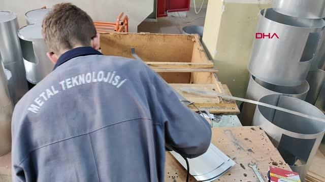 LİSE ÖĞRENCİLERİ, DEPREMZEDELER İÇİN SOBA ÜRETİYOR