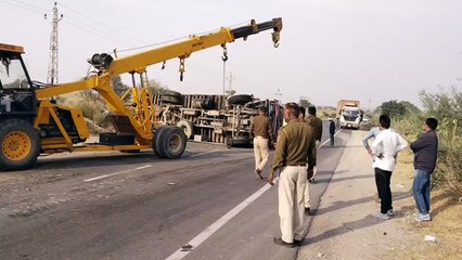 ईंटों से भरी ट्रॉली ने तोड़े फेरो कवर, रास्ता जाम