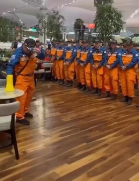 JAPON ARAMA KURTARMA EKİBİNDEN SAYGI DURUŞU