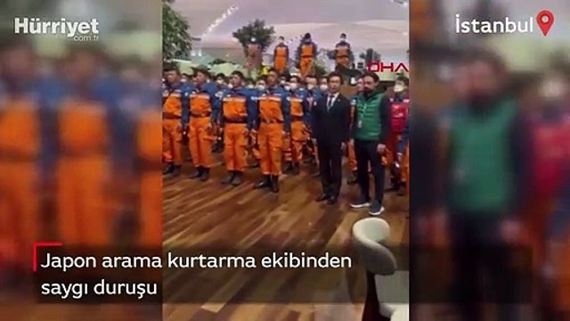 Japon arama kurtarma ekibinden saygı duruşu
