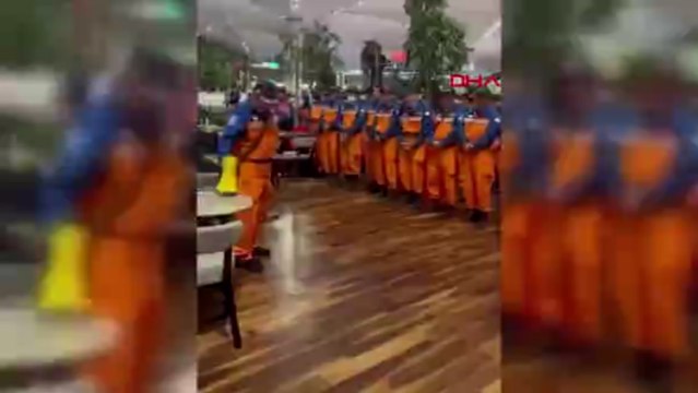 Japon arama kurtarma ekibinden saygı duruşu