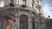 Seis gigantescas cucarachas toman el Palacio de Linares en Madrid