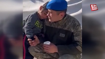 Deprem bölgesinde yürek ısıtan görüntü: Minik çocuk Mehmetçik'in omzuna yattı