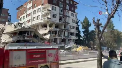 Yıkılan binadan böyle kaçtı