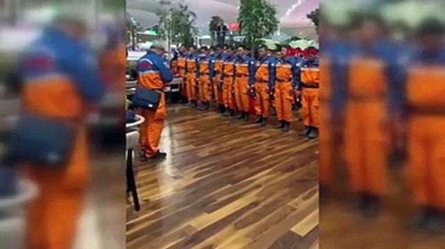 Japon arama kurtarma ekibi depremde hayatını kaybedenler için saygı duruşunda bulundu!