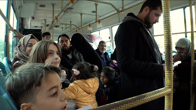 توافد السوريين على معبر باب الهوى للاطمئنان على ذويهم بعد الزلزال