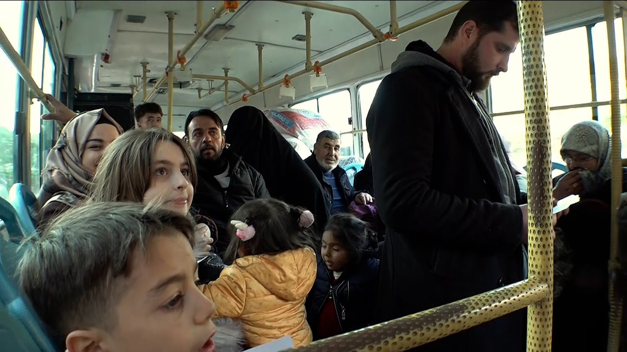 توافد السوريين على معبر باب الهوى للاطمئنان على ذويهم بعد الزلزال