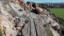İslahiye'de deprem nedeniyle yuvarlanan kaya parçaları demir yolunu kapattı
