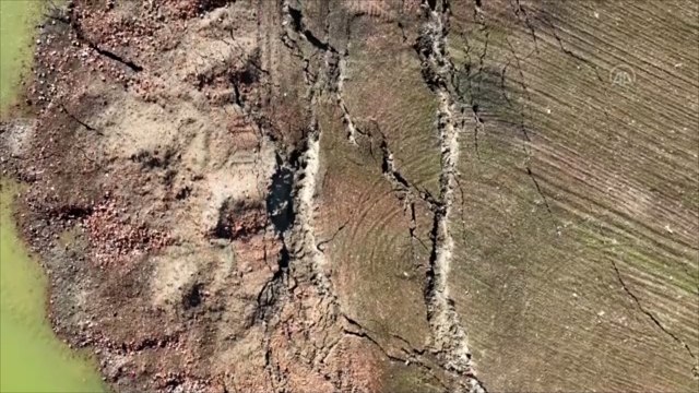 İslahiye'de deprem nedeniyle tarlalarda kayma ve uzun yarıklar oluştu