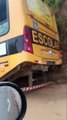 Ônibus escolar tomba e crianças são tiradas pela janela em Camboriú
