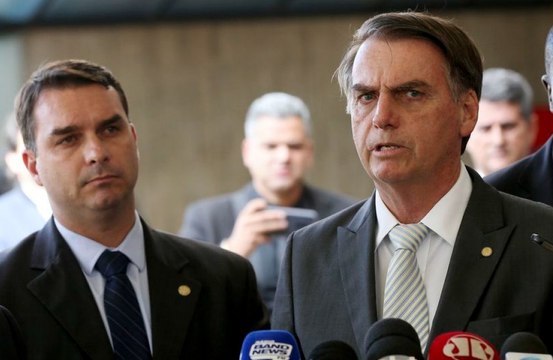 Divulgação de cartão de vacinas de Bolsonaro é criticada por Flávio: ‘Foro íntimo’