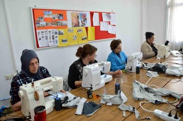 Didim'de misafir edilen depremzede çocuklara eşofman desteği