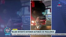 VIDEO: Mujer intenta detener autobús de pasajeros