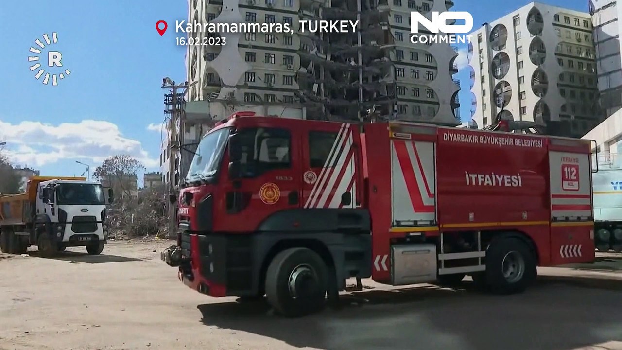 Remoção de escombros na Turquia e vigília pelas vítimas em Berlim