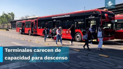 Usuarios de la L4 del MB bajan sobre los carriles