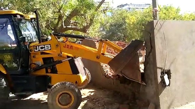 सड़क पर बनाई जा रहीं दो दुकानें ध्वस्त