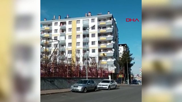 Tehlikeye aldırış etmedi: Eşyalarını balkondan atarak kurtarmaya çalıştı