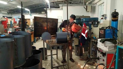 Fabrika gibi çalışan okulda haftalık 450 tane soba hazır hale geliyor