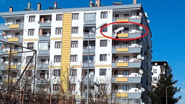 Depremin ardından hasarlı binada eşya telaşı