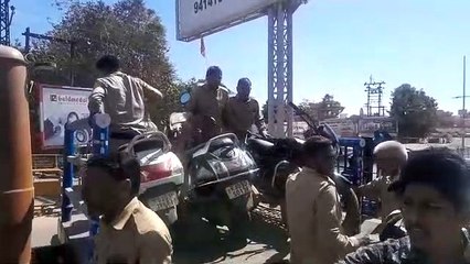 कार्रवाई : सड़कों पर खड़े वाहनों पर लगाई नकेल