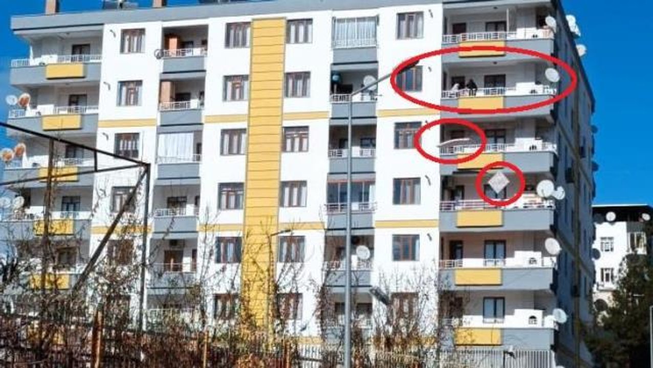 Deprem bölgesinde yüreklerin ağza geldiği an! Hasarlı binaya girip eşyalarını kurtarmaya çalıştı