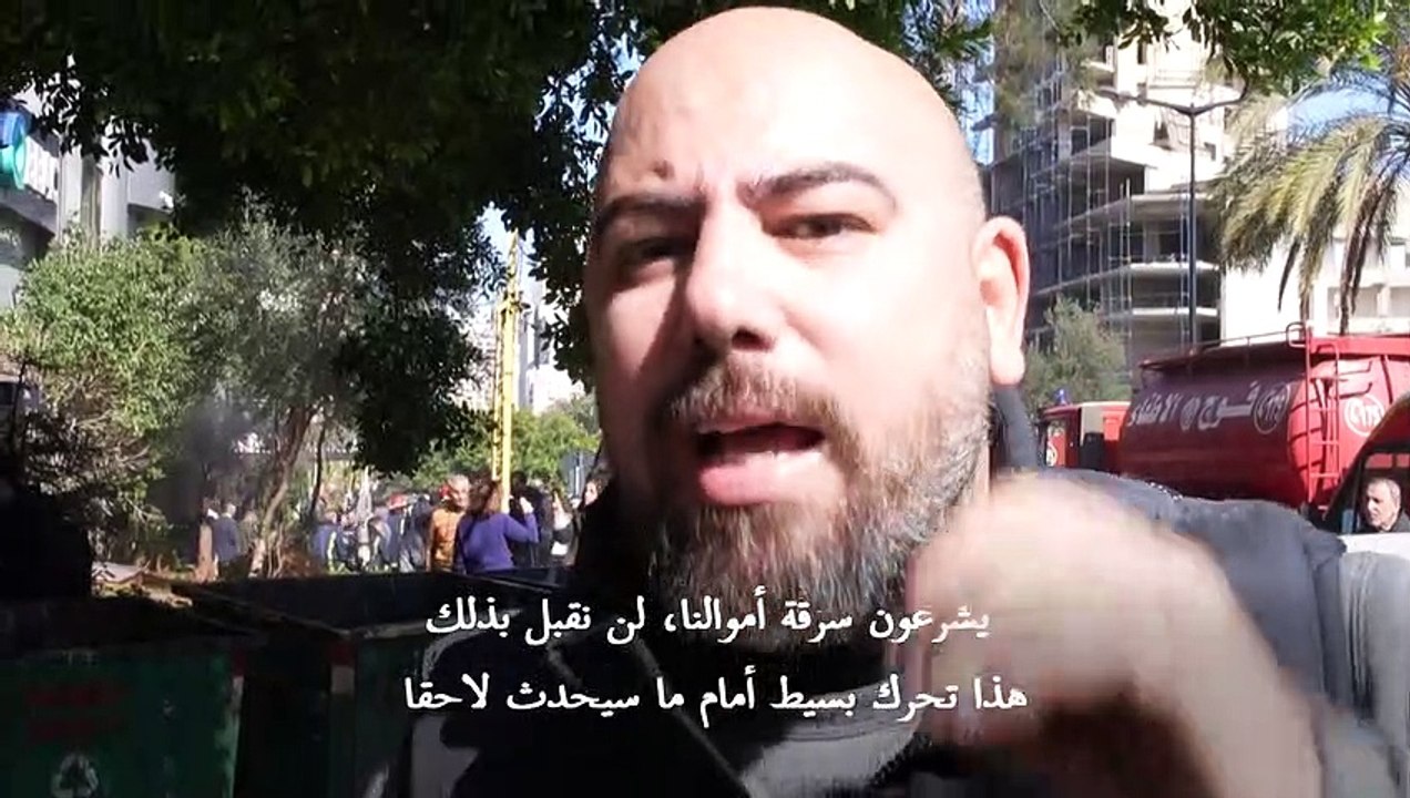 محتجون يحطمون واجهات مصارف لبنانية للمطالبة بودائعهم