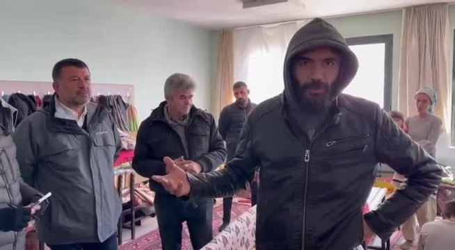 Malatyalı Depremzede: Tuvalet İçin Yıkık Evlere Girmek Zorunda Kalıyoruz. Bitlenmeye Başlayacağız, Duş Yok