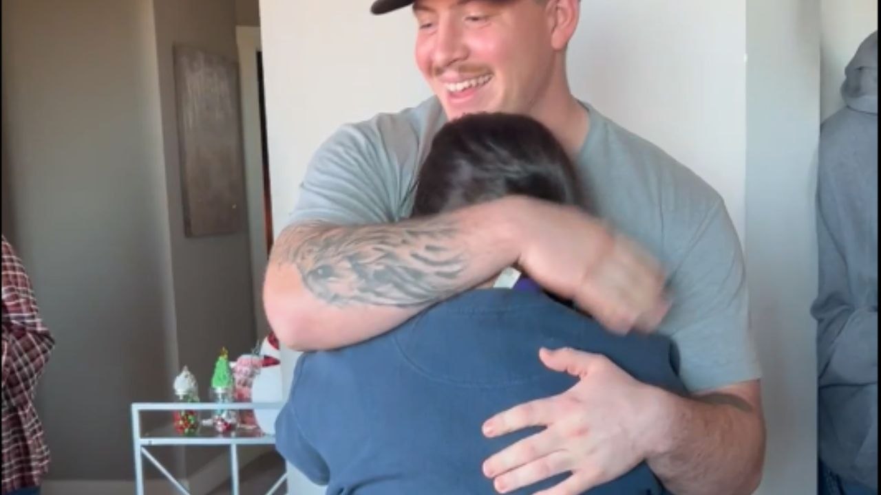 Girl melts into tears after Army brother unexpectedly returns from deployment to spend Christmas with family