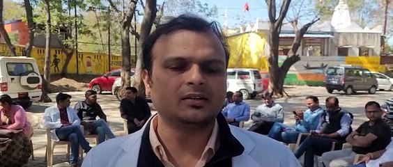 अस्पताल में मरीजों की भीड़, बाहर चिकित्साधिकारियों का प्रदर्शन