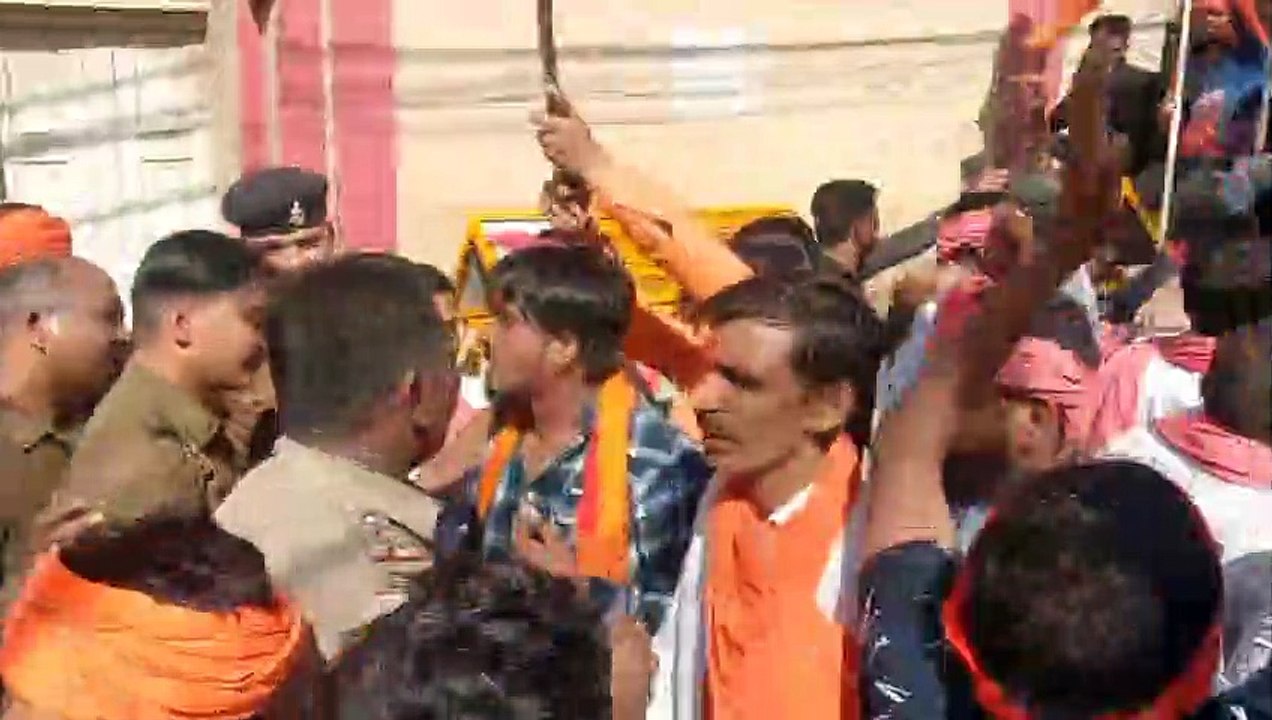 मोर आवास मोर अधिकार की मांग लेकर वंचित हितग्रहियों सहित भाजपा कार्यकर्ताओं द्वारा विधायक निवास का घेराव