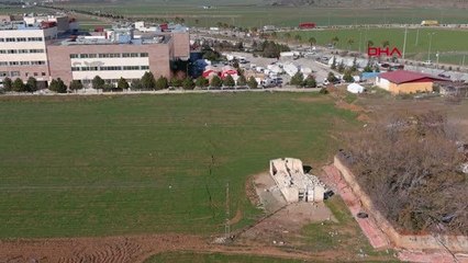 DEPREMDE HASTANENİN BAHÇESİNDE VE ÇEVRESİNDE YARIK VE KIRIKLAR OLUŞTU