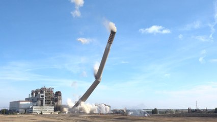 Endesa derriba la chimenea de la central térmica de Andorra con 265 kilos de explosivo