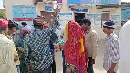 खेलते हुए बच्चे मिट्टी में दबे, दो की मौत