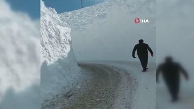 Yüksekova'da 6 metreyi geçen kar tünelleri kamerada