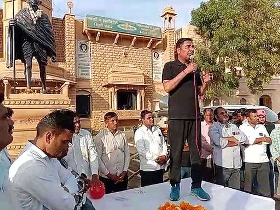Watch Video: बाबा रामदेव समाधि दर्शन कर काले कपड़े पहन समर्थको के साथ लगाई दौड़