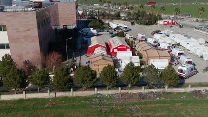 Deprem sonrası hastane bahçesinde ürküten yarıklar