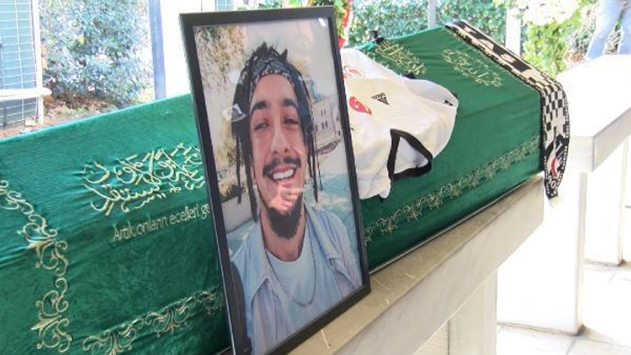 'MAESTRO' OLARAK BİLİNEN RAPÇİ BERK KARADAŞ SON YOLCULUĞUNA UĞURLANDI