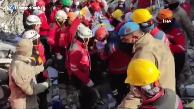 Rescatan con vida a una mujer tras pasar 222 horas bajo los escombros en Turquía