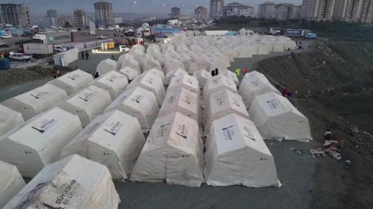 İzmir'den Deprem Bölgesine Destek Sürüyor