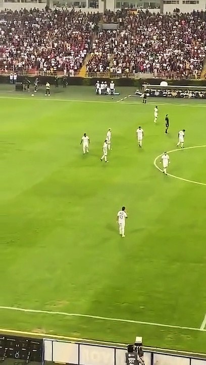 Un footballeur colombien se fait attaquer par un supporteur mais ne se laisse pas faire