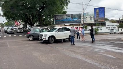 Forte colisão entre Peugeot e Creta é registrada na Rua Paraná