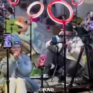 Streamers chineses fazem lives debaixo de ponte em bairros ricos para terem melhores doações