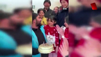 Kahramanmaraş'ta minik depremzedenin doğum günü kutlandı